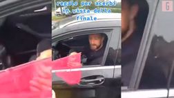 VIDEO Manchester City-Inter, tifoso regala retino ad Acerbi: è per “prendere” Haaland