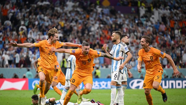 LUSAIL CITY, QATAR - DECEMBER 09: Wout Weghorst of Netherlands celebrates after scoring the team's second goal during the FIFA World Cup Qatar 2022 quarter final match between Netherlands and Argentina at Lusail Stadium on December 09, 2022 in Lusail City, Qatar. (Photo by Matthias Hangst/Getty Images) Pezzella che combini? Un errore dell’ex viola fa pareggiare l’Olanda - immagine 1