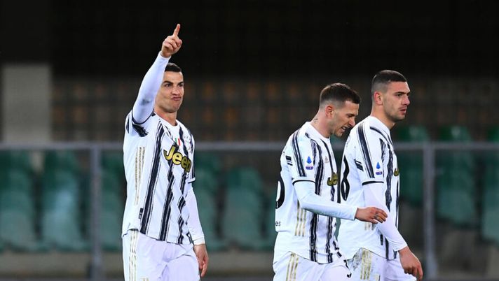 VERONA, ITALY - FEBRUARY 27: Cristiano Ronaldo of Juventus celebrates after scoring their side's first goal during the Serie A match between Hellas Verona FC and Juventus at Stadio Marcantonio Bentegodi on February 27, 2021 in Verona, Italy. Sporting stadiums around Italy remain under strict restrictions due to the Coronavirus Pandemic as Government social distancing laws prohibit fans inside venues resulting in games being played behind closed doors. (Photo by Alessandro Sabattini/Getty Images ) UFFICIALE – Comunicata la data e l’orario per il recupero di Juve-Napoli - immagine 1