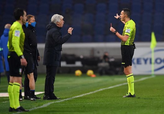 BERGAMO, ITALY - FEBRUARY 21: Gian Piero Gasperini, Head Coach of Atalanta B.C. is shown a red card by Referee Marco Di Bello during the Serie A match between Atalanta BC and SSC Napoli at Gewiss Stadium on February 21, 2021 in Bergamo, Italy. Sporting stadiums around Italy remain under strict restrictions due to the Coronavirus Pandemic as Government social distancing laws prohibit fans inside venues resulting in games being played behind closed doors. (Photo by Valerio Pennicino/Getty Images) Atalanta, 5-1 in amichevole al Sant’Angelo: Scalvini si candida per una maglia con una doppietta- immagine 2