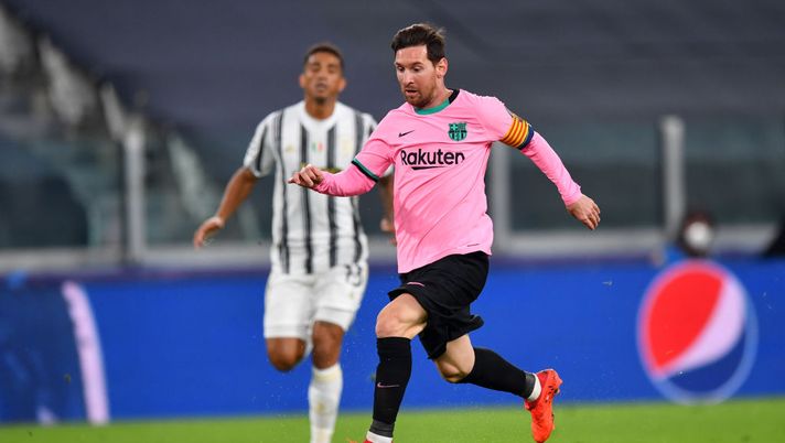 TURIN, ITALY - OCTOBER 28: Lionel Messi of Barcelona runs with the ball during the UEFA Champions League Group G stage match between Juventus and FC Barcelona at Juventus Stadium on October 28, 2020 in Turin, Italy. Sporting stadiums around Italy remain under strict restrictions due to the Coronavirus Pandemic as Government social distancing laws prohibit fans inside venues resulting in games being played behind closed doors. (Photo by Valerio Pennicino/Getty Images) TURIN, ITALY - OCTOBER 28: Lionel Messi of Barcelona runs with the ball during the UEFA Champions League Group G stage match between Juventus and FC Barcelona at Juventus Stadium on October 28, 2020 in Turin, Italy. Sporting stadiums around Italy remain under strict restrictions due to the Coronavirus Pandemic as Government social distancing laws prohibit fans inside venues resulting in games being played behind closed doors. (Photo by Valerio Pennicino/Getty Images)