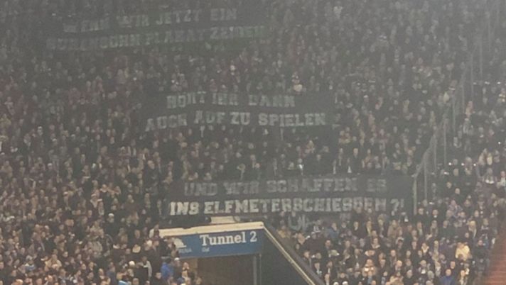 L'ironia dei tifosi dello Schalke contro la Federazione calcistica tedesca... 