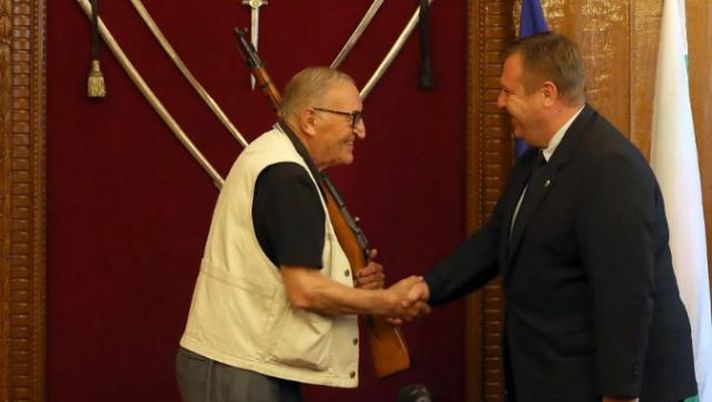 Stretta di mano "aramata" fra il ministro Karakachanov e Dimitar Penev Stretta di mano "aramata" fra il ministro Karakachanov e Dimitar Penev