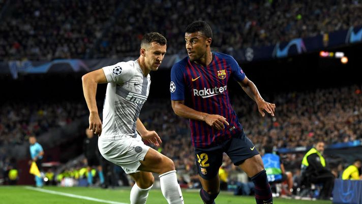 BARCELONA, SPAIN - OCTOBER 24:  Rafinha of Barcelona is challenged by Ivan Perisic of Inter Milan during the Group B match of the UEFA Champions League between FC Barcelona and FC Internazionale at Camp Nou on October 24, 2018 in Barcelona, Spain.  (Photo by David Ramos/Getty Images) 