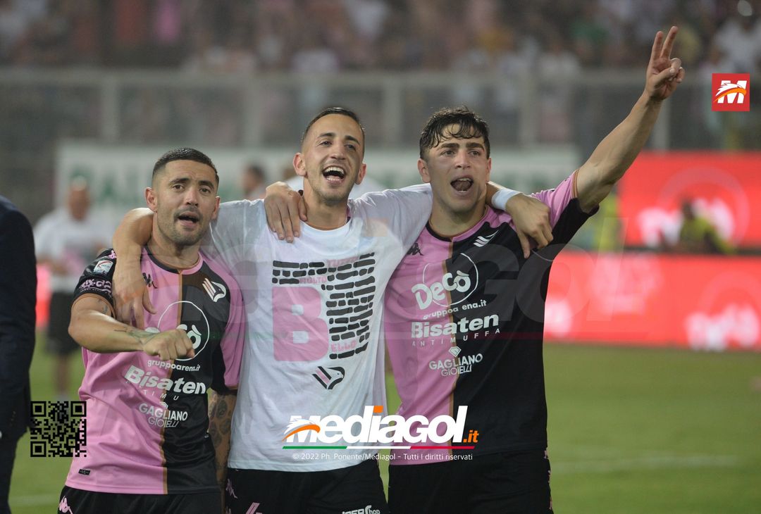 FOTO Palermo in Serie B, i festeggiamenti dei rosanero al Renzo Barbera (Gallery) - immagine 72
