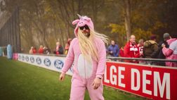Colonia, impazza il Carnevale: il tecnico si traveste da unicorno rosa