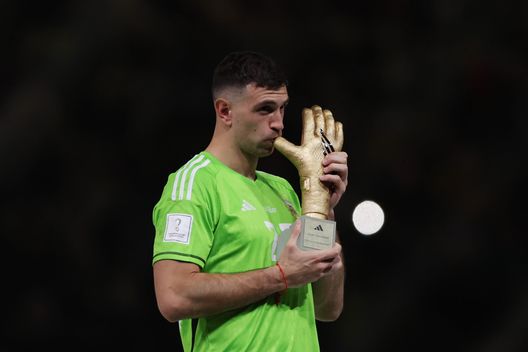 LUSAIL CITY, QATAR - DECEMBER 18: Emiliano Martinez of Argentina poses for a photo with the adidas Golden Glove trophy during the award ceremony following the FIFA World Cup Qatar 2022 Final match between Argentina and France at Lusail Stadium on December 18, 2022 in Lusail City, Qatar. (Photo by Clive Brunskill/Getty Images) Un difensore estremo, per un estremo difensore: Martinez compra un cane da guardia da 22mila euro - immagine 1