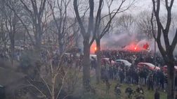 Esplosione di gioia a Rotterdam: tifosi del Feyenoord festeggiano il Klassieker aspettando l’autobus…