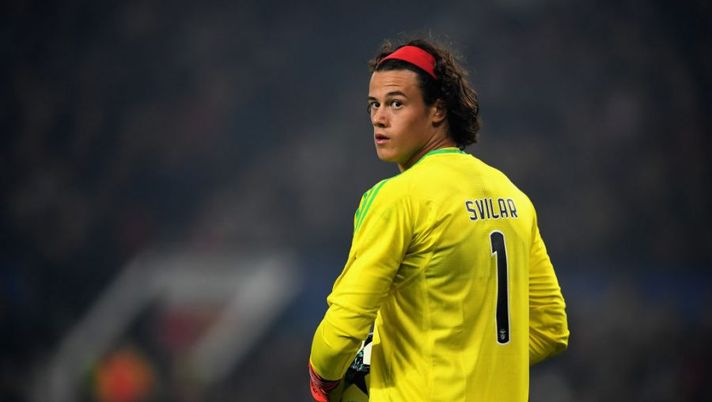 MANCHESTER, ENGLAND - OCTOBER 31: Mile Svilar of Benfica reacts during the UEFA Champions League group A match between Manchester United and SL Benfica at Old Trafford on October 31, 2017 in Manchester, United Kingdom. (Photo by Michael Regan/Getty Images) UFFICIALE – Roma, depositato il contratto di Svilar. Le nuove gerarchie per l’asta - immagine 1