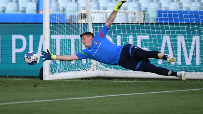 CESENA, ITALY - JUNE 06: Alessio Cragno of Italy in action during training session at Manuzzi Stadium on June 06, 2022 in Cesena, Italy. (Photo by Claudio Villa/Getty Images) cragno