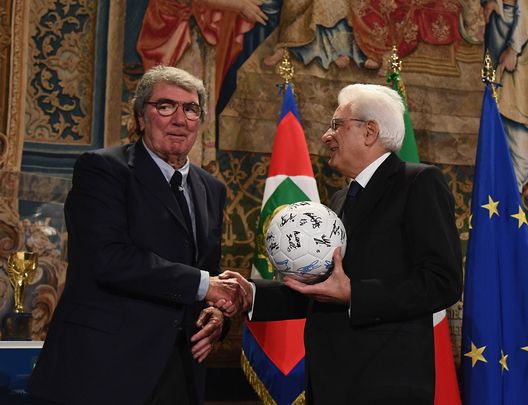 ROME, ITALY - OCTOBER 15: President Sergio Mattarella (R) greets Dino Zoff during Italy Team meets President Sergio Mattarella on October 15, 2018 in Rome, Italy. (Photo by Claudio Villa/Getty Images) ROME, ITALY - OCTOBER 15: President Sergio Mattarella (R) greets Dino Zoff during Italy Team meets President Sergio Mattarella on October 15, 2018 in Rome, Italy. (Photo by Claudio Villa/Getty Images)