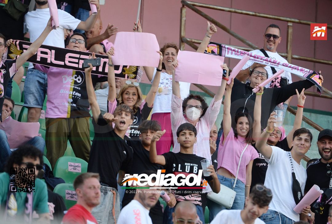 Fototifo, facce da Serie B. I tifosi allo stadio per Palermo-Padova 1-0 - immagine 54