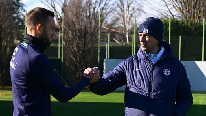 Attesa per Acerbi. Con lui out, de Vrij diventa perno di Inzaghi che giocherà così - immagine 1