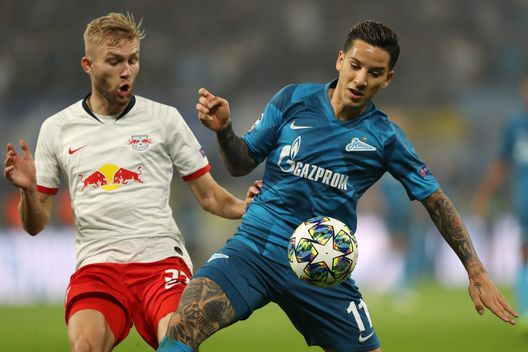  LEIPZIG, GERMANY - OCTOBER 23: Sebastian Driussi of Zenit St. Petersburg is challenged by Konrad Laimer of RB Leipzig during the UEFA Champions League group G match between RB Leipzig and Zenit St. Petersburg at Red Bull Arena on October 23, 2019 in Leipzig, Germany. (Photo by Maja Hitij/Bongarts/Getty Images) 