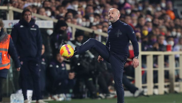 FLORENCE, ITALY - MARCH 02: Vincenzo Italiano manager of AFC Fiorentina gestures during the Coppa Italia Semi Final 1st Leg match between ACF Fiorentina and Juventus FC at Stadio Artemio Franchi on March 2, 2022 in Florence, Italy. (Photo by Gabriele Maltinti/Getty Images) Italiano rammaricato: “Castigati, non concretizziamo. Esterni siano più cinici” - immagine 1