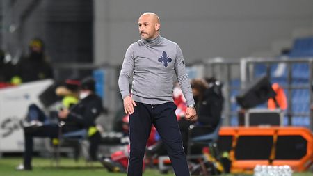 REGGIO NELL'EMILIA, ITALY - FEBRUARY 26: Vincenzo Italiano head coach of ACF Fiorentina reacts during the Serie A match between US Sassuolo and ACF Fiorentina at Mapei Stadium - Citta' del Tricolore on February 26, 2022 in Reggio nell'Emilia, Italy. (Photo by Alessandro Sabattini/Getty Images) REGGIO NELL'EMILIA, ITALY - FEBRUARY 26: Vincenzo Italiano head coach of ACF Fiorentina reacts during the Serie A match between US Sassuolo and ACF Fiorentina at Mapei Stadium - Citta' del Tricolore on February 26, 2022 in Reggio nell'Emilia, Italy. (Photo by Alessandro Sabattini/Getty Images)
