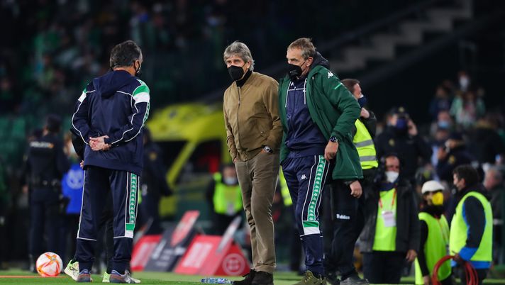 SEVILLE, SPAIN - JANUARY 15: Head coach Manuel Pellegrini of Real Betis Balompie looks during the Real Betis Balompie and Sevilla Copa del Rey Round of 16 match at Estadio Benito Villamarin on January 15, 2022 in Seville, Spain. (Photo by Fran Santiago/Getty Images) Betis, Pellegrini torna sul derby: “La partita poteva continuare senza problemi” - immagine 1