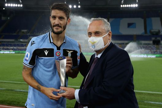  ROME, ITALY - JULY 04: (L-R) Luis Alberto of SS Lazio and SS Lazio President Claudio Lotito pose with Lega Serie A MVP award during the Serie A match between SS Lazio and AC Milan at Stadio Olimpico on July 4, 2020 in Rome, Italy. (Photo by Paolo Bruno/Getty Images) 