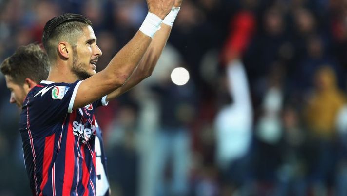 CROTONE, ITALY - OCTOBER 30: Diego Falcinelli of Crotone celebrates after scoring his team's second goal during the Serie A match between FC Crotone and AC ChievoVerona at Stadio Comunale Ezio Scida on October 30, 2016 in Crotone, Italy. (Photo by Maurizio Lagana/Getty Images) Falcinelli verso l’Udinese: svelata l’offerta ufficiale - immagine 1