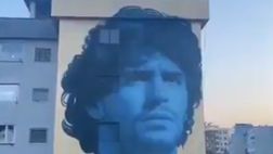 Angeli festosi e il palleggio di una Stella: Frattamaggiore, nuovo murales per Maradona