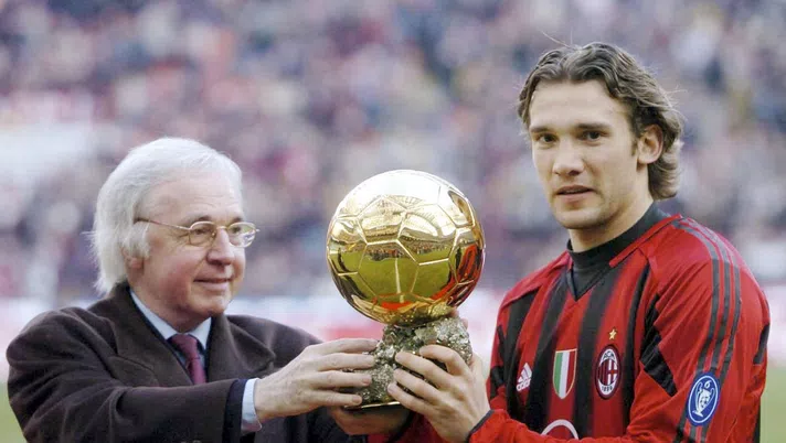 6 gennaio 2005: Andriy Shevchenko festeggia a 'San Siro' il Pallone d'Oro vinto nel 2004 (credits: GETTY Images)