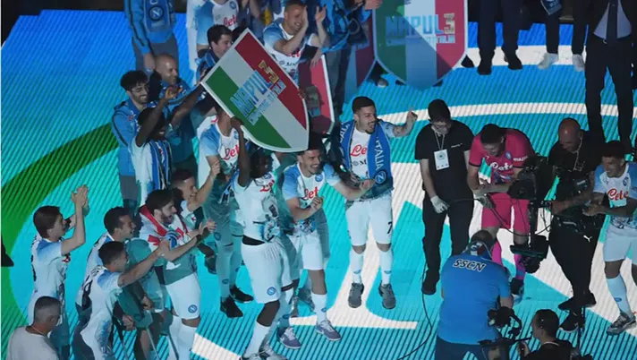 FOTO Le geniali tende personalizzate di un tifoso: “Tre Scudetti pochi? Ma non rubati!” - immagine 1