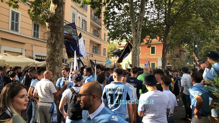Lazio-Roma, i tifosi biancocelesti prima del derby – FOTO&VIDEO Lazio-Roma, i tifosi biancocelesti prima del derby – FOTO&VIDEO