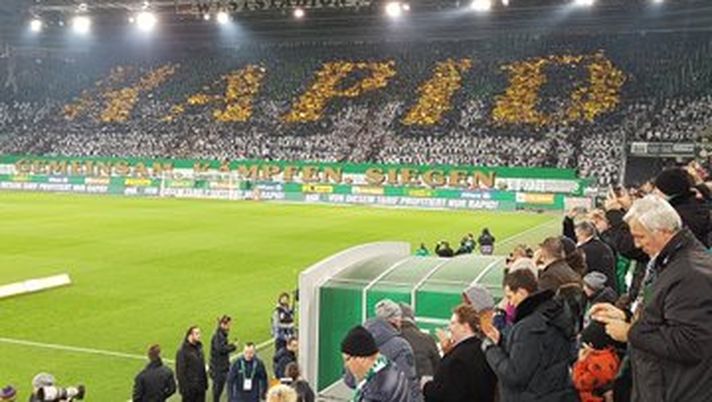 Grande coreografia per i tifosi di casa del Rapid Vienna nel derby finito 2-2 La reazione di Adrian Mutu al calendario della nuova stagione: “L’esordio più difficile di tutti i tempi” - immagine 1