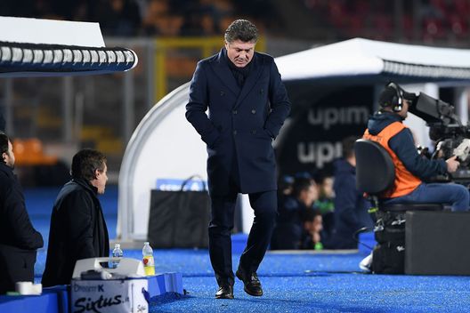LECCE, ITALY - FEBRUARY 02: Walter Mazzarri Torino FC coach stands disappointed during the Serie A match between US Lecce and Torino FC at Stadio Via del Mare on February 02, 2020 in Lecce, Italy. (Photo by Francesco Pecoraro/Getty Images)