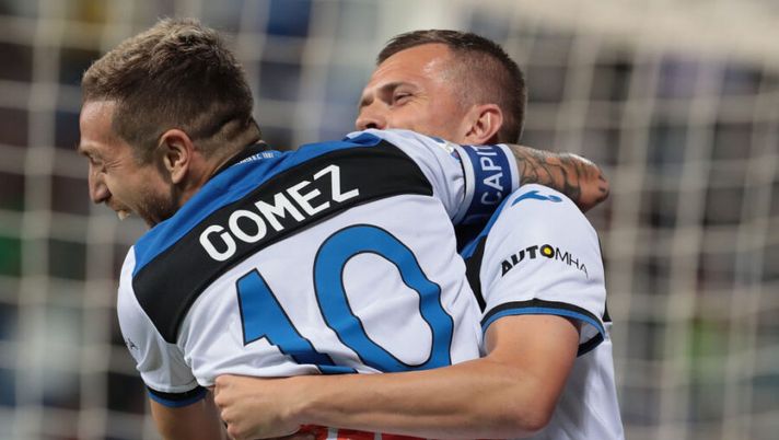 REGGIO NELL'EMILIA, ITALY - SEPTEMBER 28: Alejandro Gomez of Atalanta BC celebrates with his team-mate Josip Ilicic after scoring the opening goal during the Serie A match between US Sassuolo and Atalanta BC at Mapei Stadium - Citta del Tricolore on September 28, 2019 in Reggio nell'Emilia, Italy (Photo by Emilio Andreoli/Getty Images) Ilicic, Dybala, Papu, Lozano & co: il grado di rischio e come gestire i casi delicati- immagine 1