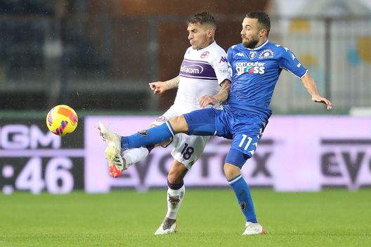 EMPOLI, ITALY - NOVEMBER 27: Federico Di Francesco of Empoli FC battles for the ball with Lucas Torreira of ACF Fiorentina during the Serie A match between Empoli FC and ACF Fiorentina at Stadio Carlo Castellani on November 27, 2021 in Empoli, Italy. (Photo by Gabriele Maltinti/Getty Images) EMPOLI, ITALY - NOVEMBER 27: Federico Di Francesco of Empoli FC battles for the ball with Lucas Torreira of ACF Fiorentina during the Serie A match between Empoli FC and ACF Fiorentina at Stadio Carlo Castellani on November 27, 2021 in Empoli, Italy. (Photo by Gabriele Maltinti/Getty Images)