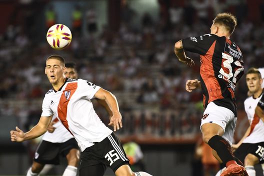  BUENOS AIRES, ARGENTINA - JANUARY 27: Federico Girotti of River Plate head the ball during a match between River Plate and Patronato as part of Superliga 2018/19 at Estadio Monumental Antonio Vespucio Liberti on January 27, 2019 in Buenos Aires, Argentina. (Photo by Amilcar Orfali/Getty Images) 