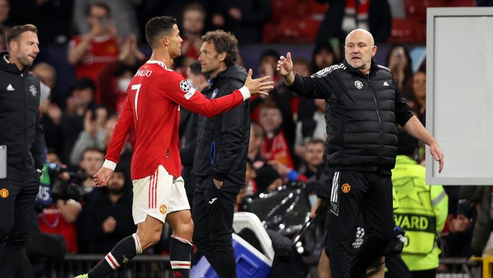 MANCHESTER, ENGLAND - OCTOBER 20: Cristiano Ronaldo of Manchester United shakes hands with Mike Phelan, Assistant Manager of Manchester United after the UEFA Champions League group F match between Manchester United and Atalanta at Old Trafford on October 20, 2021 in Manchester, England. (Photo by Naomi Baker/Getty Images) MANCHESTER, ENGLAND - OCTOBER 20: Cristiano Ronaldo of Manchester United shakes hands with Mike Phelan, Assistant Manager of Manchester United after the UEFA Champions League group F match between Manchester United and Atalanta at Old Trafford on October 20, 2021 in Manchester, England. (Photo by Naomi Baker/Getty Images)