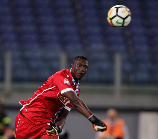 ROME, ITALY - AUGUST 20:  Spal goalkeeper Alfred Gomis in action during the Serie A match between SS Lazio and Spal at Olimpico Stadium on August 20, 2017 in Rome, Italy.  (Photo by Paolo Bruno/Getty Images) 