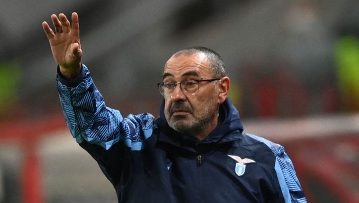 Lazio's Italian head coach Maurizio Sarri reacts during the UEFA Europa League football match between Lokomotiv Moscow and Lazio at Moscow's Lokomotiv Stadium on November 25, 2021. (Photo by Kirill KUDRYAVTSEV / AFP) (Photo by KIRILL KUDRYAVTSEV/AFP via Getty Images) Sarri: “Infortuni, ecco le condizioni di Zaccagni e Pedro: chi torna prima” - immagine 1
