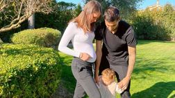 La famiglia Pellegrini rientra a casa, Veronica fa gli onori: “Benvenuto Tommy”