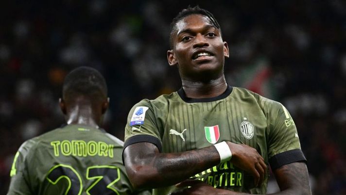 AC Milan's Portuguese forward Rafael Leao celebrates after opening the scoring during the ITalian Serie A football match between AC Milan and Bologna on August 27, 2022 at the San Siro stadium in Milan. (Photo by MIGUEL MEDINA / AFP) (Photo by MIGUEL MEDINA/AFP via Getty Images) Gazzetta: “Leao vuole restare al Milan: ultimi segnali aumentano la fiducia sul rinnovo” - immagine 1