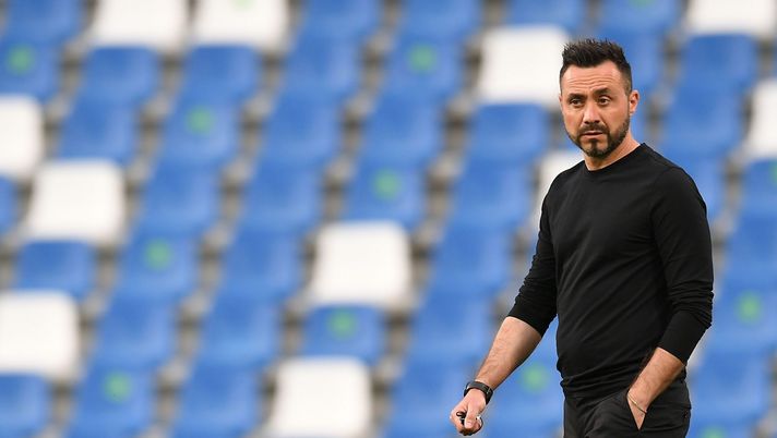 REGGIO NELL'EMILIA, ITALY - MAY 23: Roberto De Zerbi head coach of US Sassuolo looks on during the Serie A match between US Sassuolo and SS Lazio at Mapei Stadium - Citta' del Tricolore on May 23, 2021 in Reggio nell'Emilia, Italy. (Photo by Alessandro Sabattini/Getty Images) REGGIO NELL'EMILIA, ITALY - MAY 23: Roberto De Zerbi head coach of US Sassuolo looks on during the Serie A match between US Sassuolo and SS Lazio at Mapei Stadium - Citta' del Tricolore on May 23, 2021 in Reggio nell'Emilia, Italy. (Photo by Alessandro Sabattini/Getty Images)