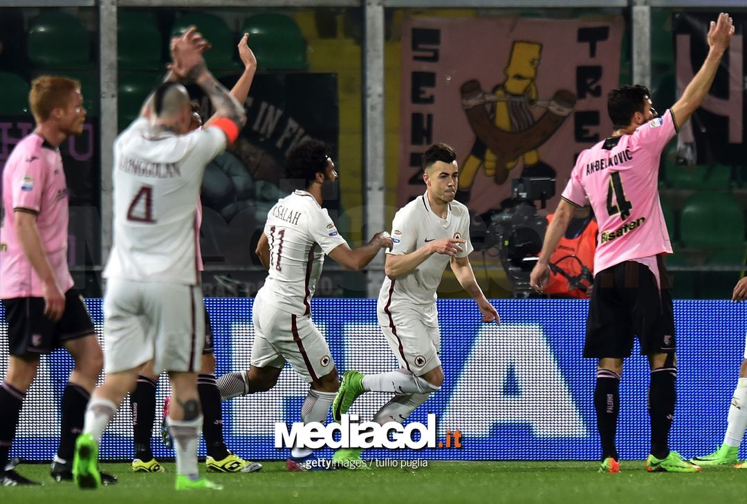  PALERMO, ITALY - MARCH 12:  Stephan El Shaarawy of Roma is celebrated after scoring the opening goal during the Serie A match between US Citta di Palermo and AS Roma at Stadio Renzo Barbera on March 12, 2017 in Palermo, Italy.  (Photo by Tullio M. Puglia/Getty Images)  