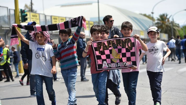 PALERMO, ITALY - MAY 11: Fans of Palermo show his support during the Serie B match between US Citta di Palermo and AS Cittadella at Stadio Renzo Barbera on May 11, 2019 in Palermo, Italy. (Photo by Tullio M. Puglia/Getty Images for Lega B) PALERMO, ITALY - MAY 11: Fans of Palermo show his support during the Serie B match between US Citta di Palermo and AS Cittadella at Stadio Renzo Barbera on May 11, 2019 in Palermo, Italy. (Photo by Tullio M. Puglia/Getty Images for Lega B)