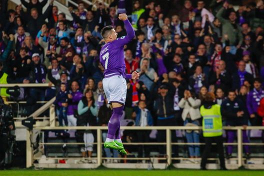 GERMOGLI PH: 9 NOVEMBRE 2022 FIRENZE STADIO ARTEMIO FRANCHI SERIE A FIORENTINA VS SALERNITANA NELLA FOTO ESULTANZA GOL JOVIC Bonaventura aiuta, ma l’attacco è in mano a Cabral e Jovic- immagine 2
