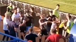 Bosnia, il Rudar retrocede e i tifosi aggrediscono i giocatori in campo: via la maglia…!
