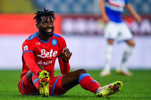 GENOA, ITALY - SEPTEMBER 23: Zambo Anguissa of Napoli reacts as he tries to claim a penalty kick during the Serie A match between UC Sampdoria and SSC Napoli at Stadio Luigi Ferraris on September 23, 2021 in Genoa, Italy. (Photo by Getty Images) Fontana spiega: “Anguissa e Torreira? Ecco quale assenza peserà di più”- immagine 2