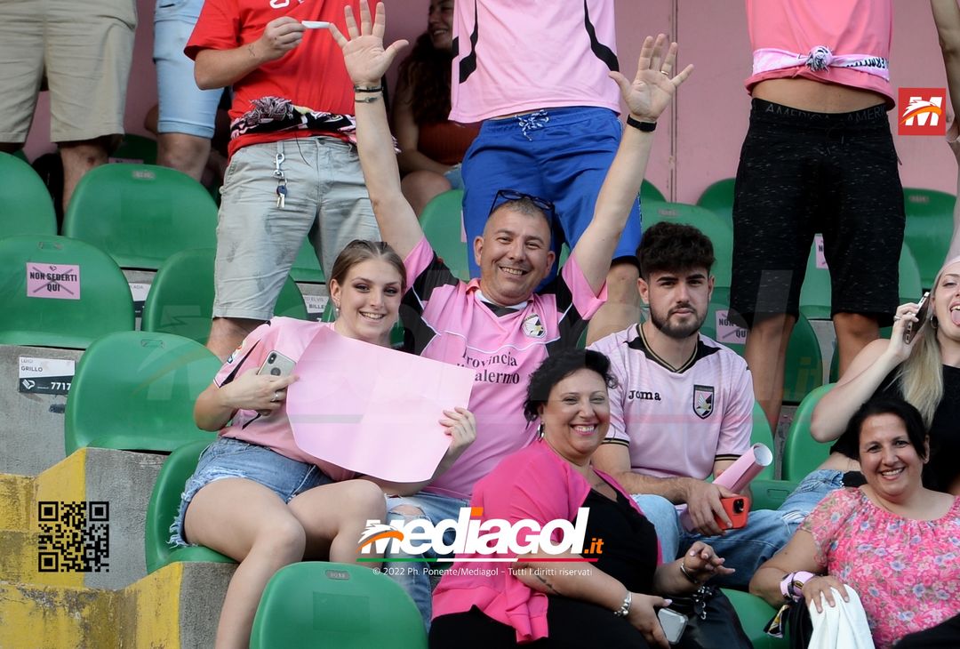 Fototifo, facce da Serie B. I tifosi allo stadio per Palermo-Padova 1-0- immagine 1