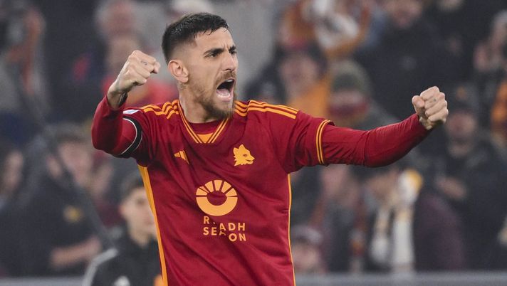 ROME, ITALY - FEBRUARY 05: AS Roma player Lorenzo Pellegrini celebrates during the Serie A TIM match between AS Roma and Cagliari - Serie A TIM at Stadio Olimpico on February 05, 2024 in Rome, Italy. (Photo by Luciano Rossi/AS Roma via Getty Images) Pellegrini è tornato Magnifico e decisivo: gol, assist e precisione nei passaggi - immagine 1