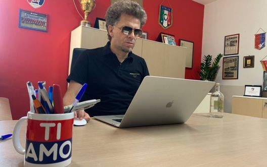 Serafino davanti al computer, pronto a fare bonifici Serafino davanti al computer, pronto a fare bonifici