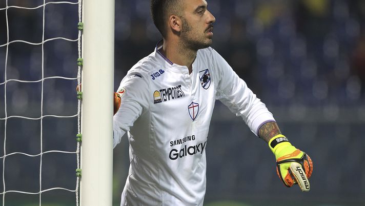GENOA, ITALY - APRIL 17:  Emiliano Viviano of UC Sampdoria directs his defense during the Serie A match between UC Sampdoria and AC Milan at Stadio Luigi Ferraris on April 17, 2016 in Genoa, Italy.  (Photo by Marco Luzzani/Getty Images) 