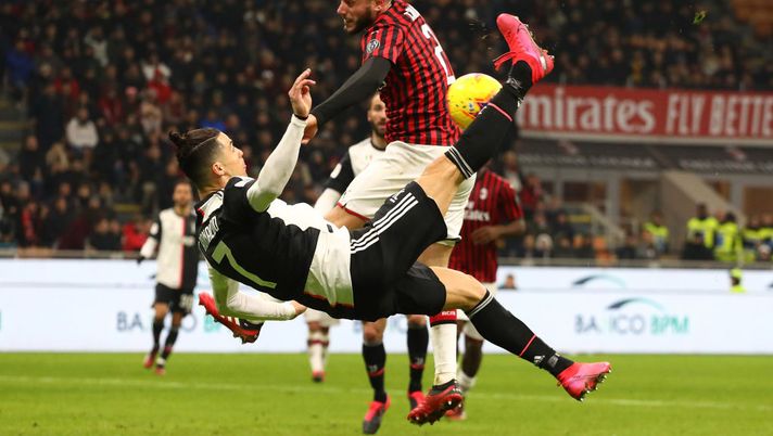 MILAN, ITALY - FEBRUARY 13: Cristiano Ronaldo of Juventus performs an overhead kick during the Coppa Italia Semi Final match between AC Milan and Juventus at Stadio Giuseppe Meazza on February 13, 2020 in Milan, Italy. (Photo by Marco Luzzani/Getty Images) MILAN, ITALY - FEBRUARY 13: Cristiano Ronaldo of Juventus performs an overhead kick during the Coppa Italia Semi Final match between AC Milan and Juventus at Stadio Giuseppe Meazza on February 13, 2020 in Milan, Italy. (Photo by Marco Luzzani/Getty Images)