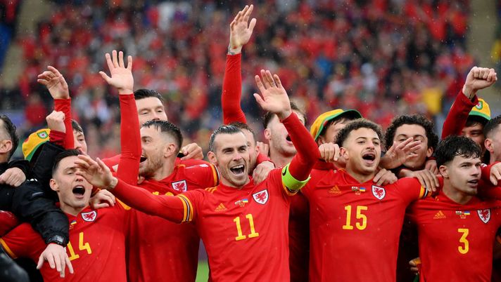 CARDIFF, WALES - JUNE 05: Gareth Bale of Wales celebrates with teammates after their sides victory, which qualifies Wales for the 2022 FIFA World Cup during the FIFA World Cup Qualifier between Wales and Ukraine at Cardiff City Stadium on June 05, 2022 in Cardiff, Wales. (Photo by Shaun Botterill/Getty Images) Il Los Angeles FC: “Bale e Chiellini due vincenti, Gareth non è venuto qui per i soldi…” - immagine 1