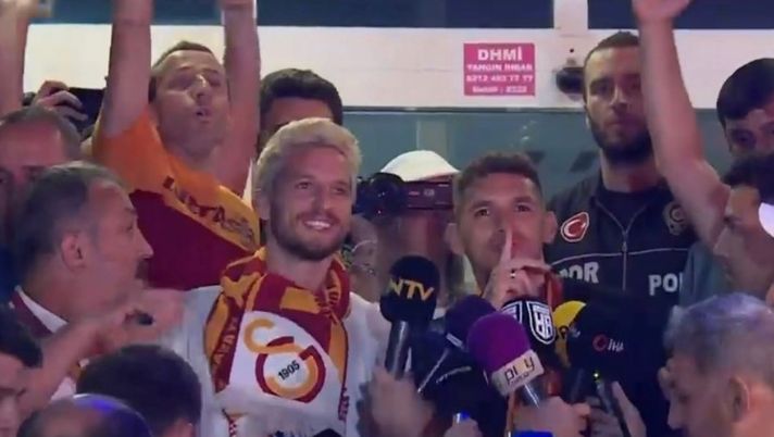 VIDEO Mertens a Istanbul nella notte, l’accoglienza folle dei tifosi del Galatasaray mertens